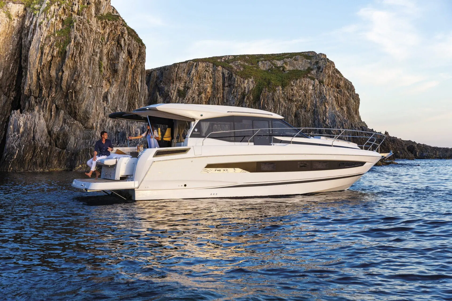 Фото Яхты моторные Jeanneau NC 37